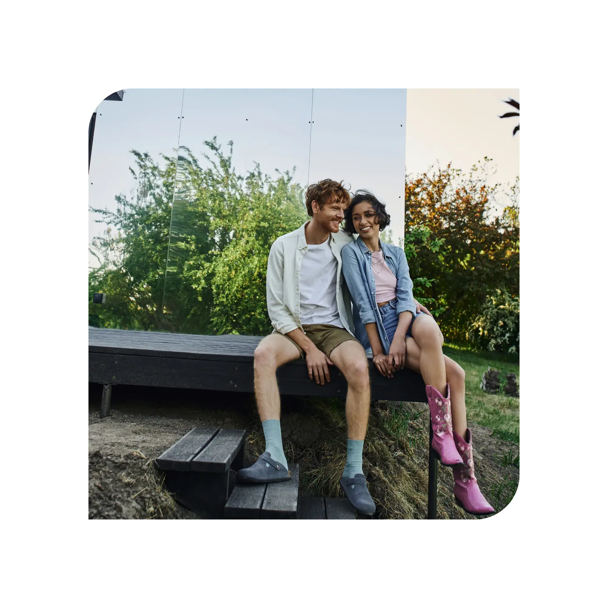 Pareja sentada en el exterior