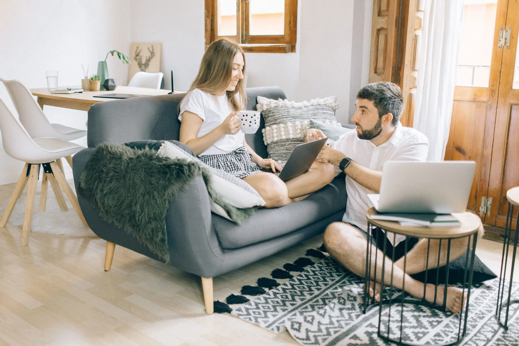 Pareja comparando bancos y ofertas para pedir una hipoteca