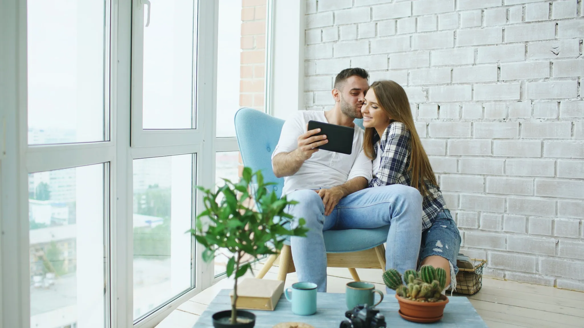 Pareja comparando el valor de tasación y el precio de compra