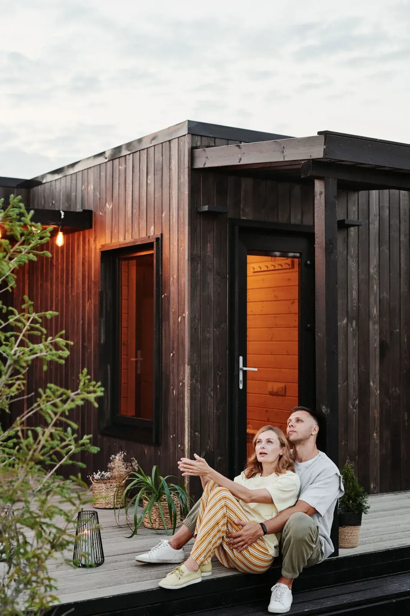 Pareja disfrutando de una casa de madera