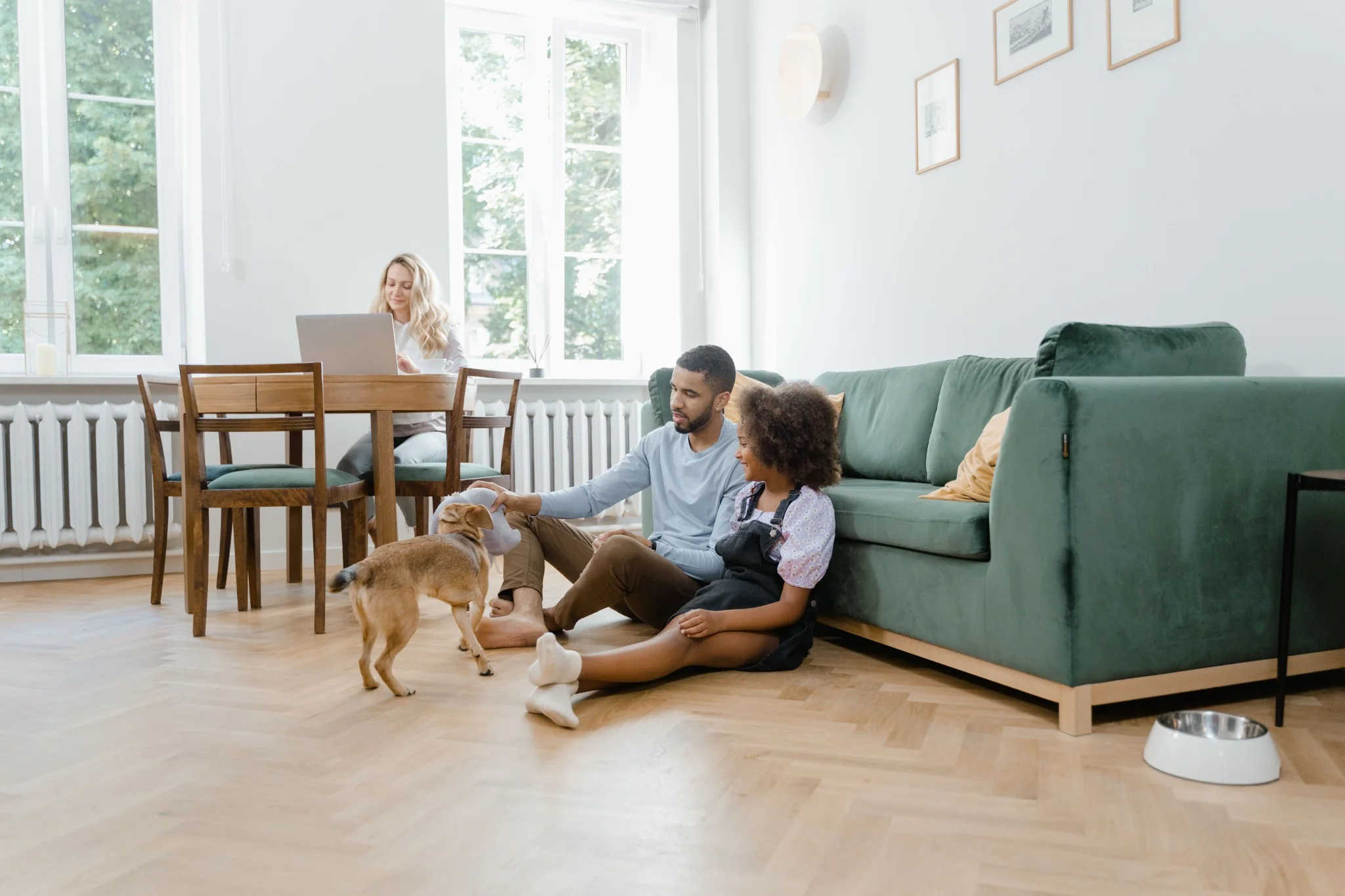 Familia en casa, guía para pedir una hipoteca sin ahorros