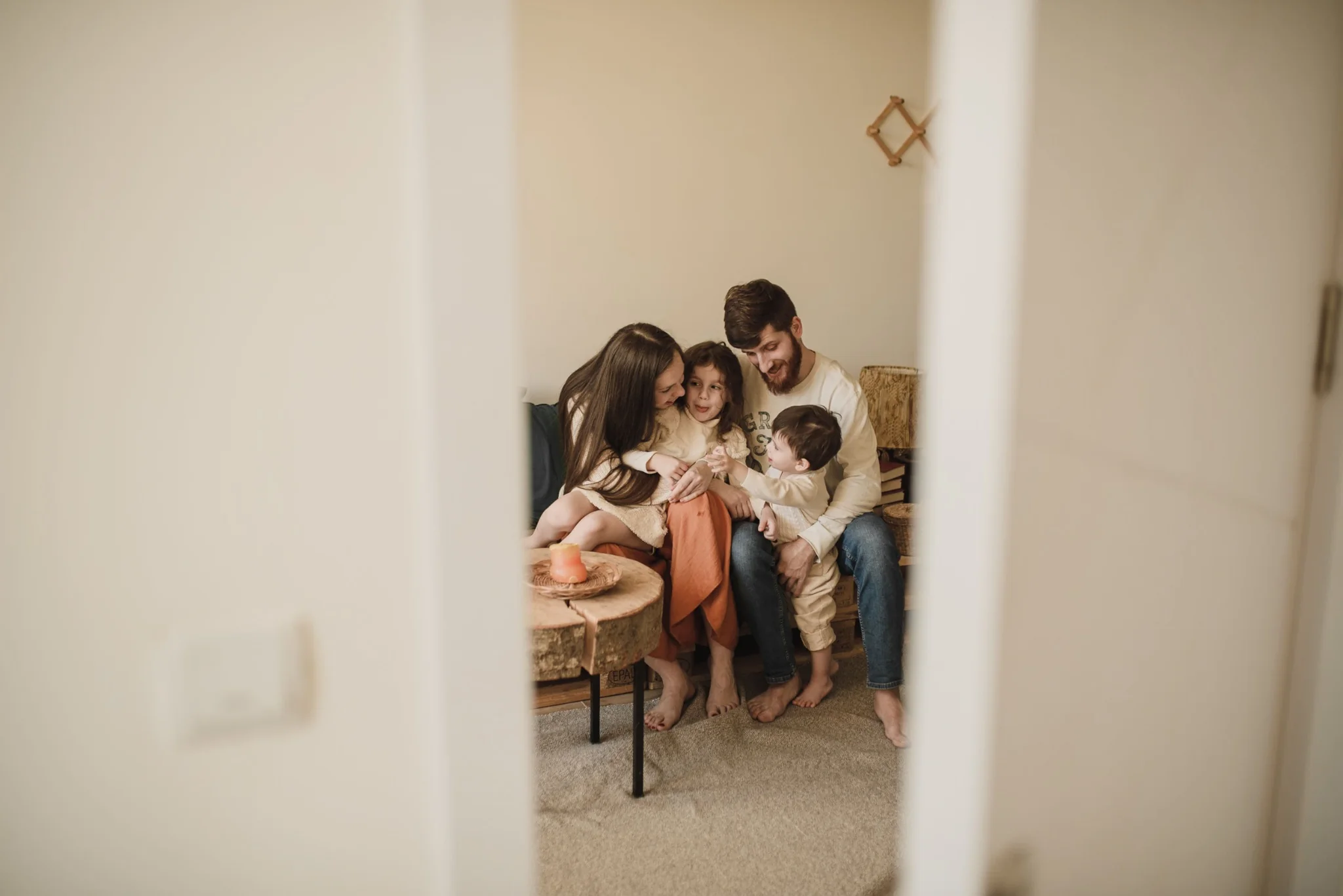 Familia en casa, guía sobre financiación hipotecaria al 100 por ciento