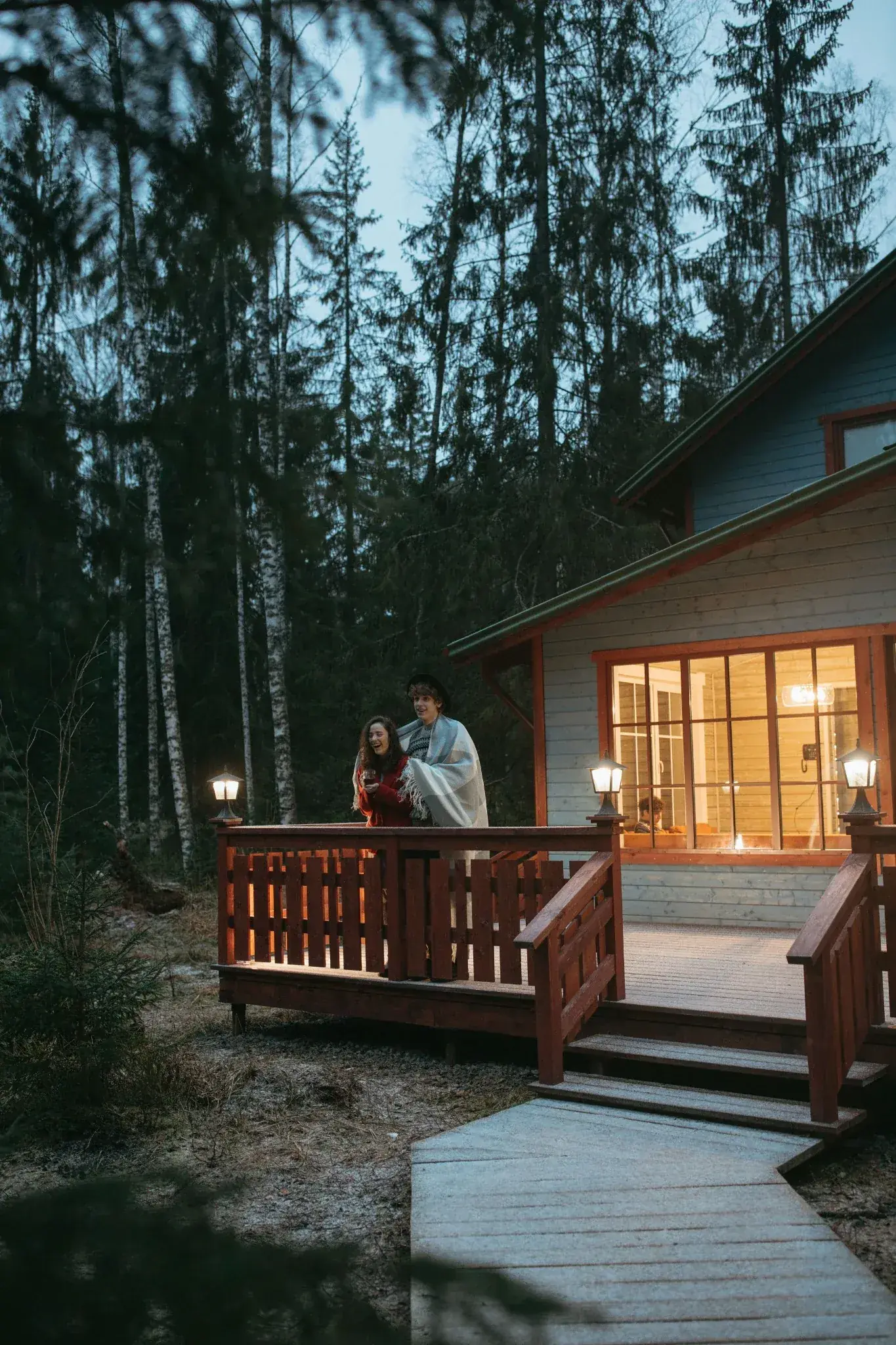 Pareja junto a una casa de madera